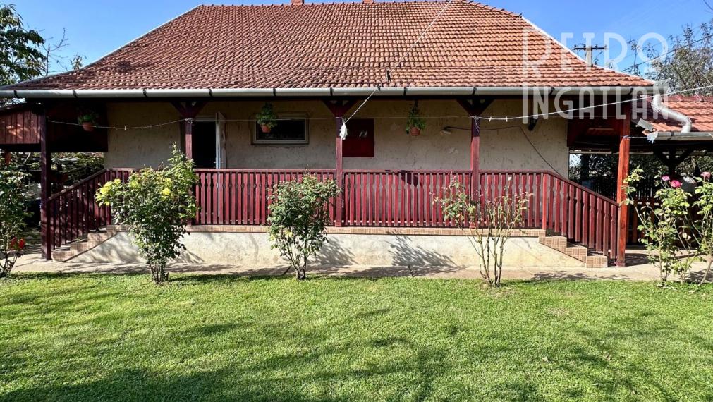 MAĎARSKO - SZENDRO  4 IZBOVÝ RODINNÝ DOM NA KĽUDNOM MIESTE