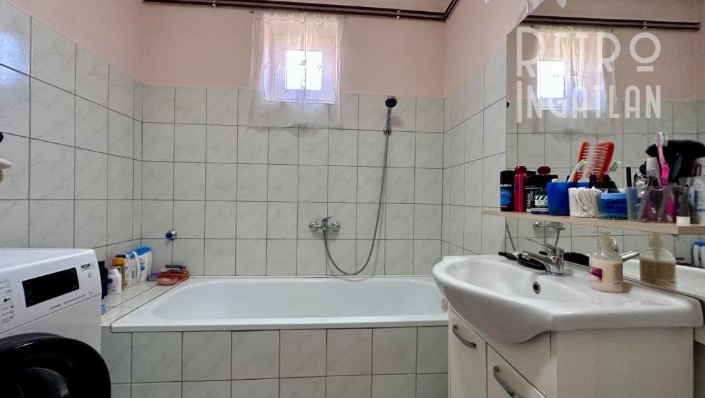 MAĎARSKO - SZENDRO  4 IZBOVÝ RODINNÝ DOM NA KĽUDNOM MIESTE