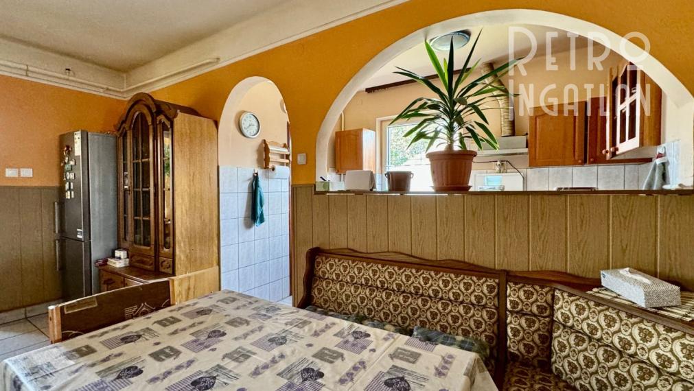 MAĎARSKO - MÉRA  5 IZBOVÝ POSCHODOVÝ RODINNÝ DOM S VEĽKÝM POZEMKOM 1080 M2.