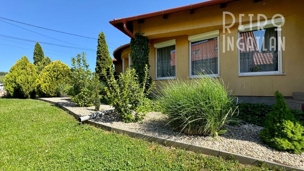 MAĎARSKO - ENCS  4 IZBOVÝ DOM S GARÁŽOU A TERASOU, PEKNÁ ZÁHRADA.