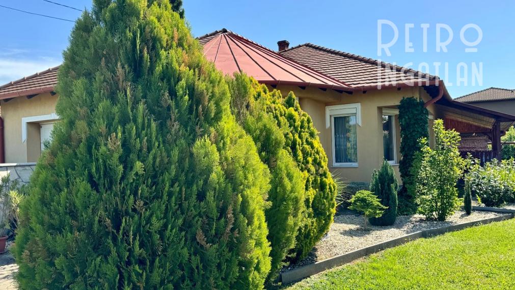 MAĎARSKO - ENCS  4 IZBOVÝ DOM S GARÁŽOU A TERASOU, PEKNÁ ZÁHRADA.