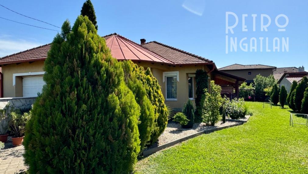 MAĎARSKO - ENCS  4 IZBOVÝ DOM S GARÁŽOU A TERASOU, PEKNÁ ZÁHRADA.