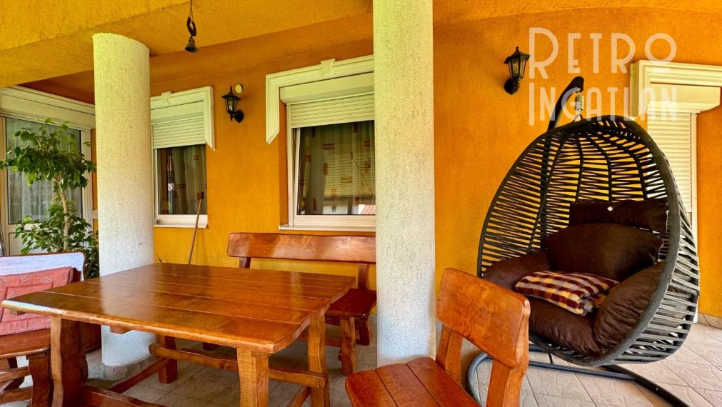 MAĎARSKO - ENCS  4 IZBOVÝ DOM S GARÁŽOU A TERASOU, PEKNÁ ZÁHRADA.