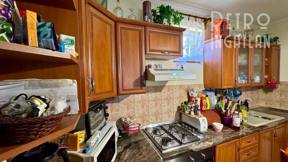 MAĎARSKO - ENCS  4 IZBOVÝ DOM S GARÁŽOU A TERASOU, PEKNÁ ZÁHRADA.