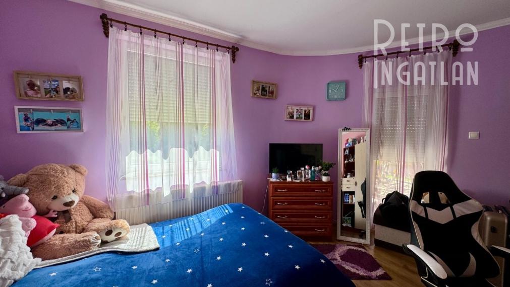 MAĎARSKO - ENCS  4 IZBOVÝ DOM S GARÁŽOU A TERASOU, PEKNÁ ZÁHRADA.