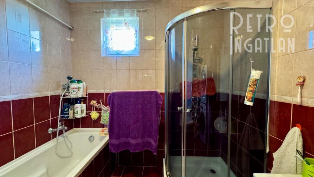 MAĎARSKO - ENCS  4 IZBOVÝ DOM S GARÁŽOU A TERASOU, PEKNÁ ZÁHRADA.