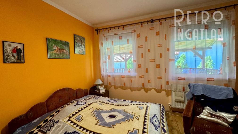 MAĎARSKO - ENCS  4 IZBOVÝ DOM S GARÁŽOU A TERASOU, PEKNÁ ZÁHRADA.