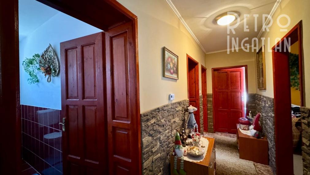 MAĎARSKO - ENCS  4 IZBOVÝ DOM S GARÁŽOU A TERASOU, PEKNÁ ZÁHRADA.