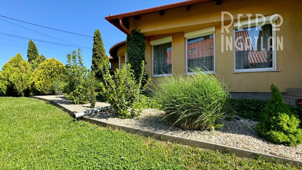 MAĎARSKO - ENCS  4 IZBOVÝ DOM S GARÁŽOU A TERASOU, PEKNÁ ZÁHRADA.