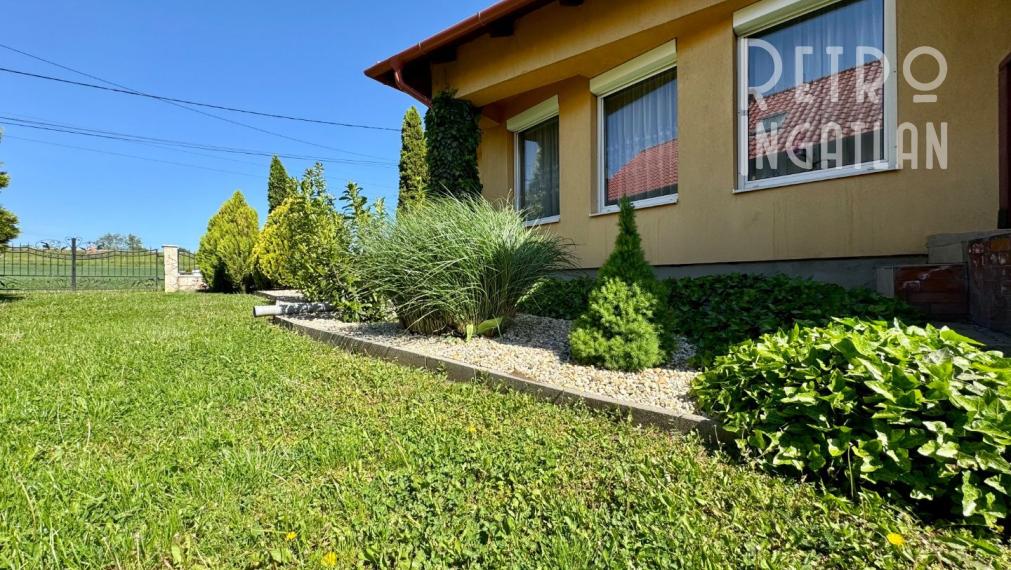 MAĎARSKO - ENCS  4 IZBOVÝ DOM S GARÁŽOU A TERASOU, PEKNÁ ZÁHRADA.