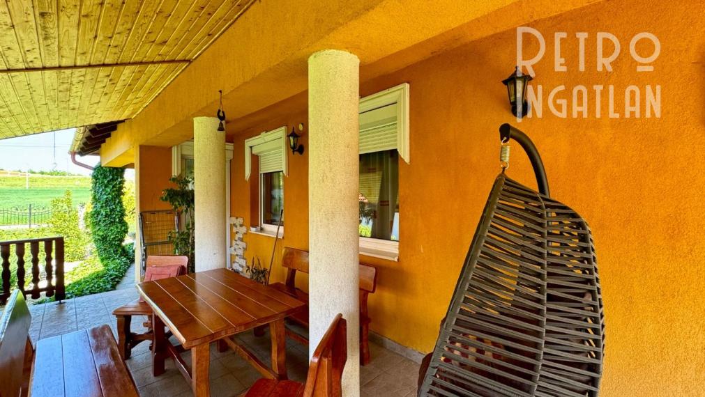 MAĎARSKO - ENCS  4 IZBOVÝ DOM S GARÁŽOU A TERASOU, PEKNÁ ZÁHRADA.