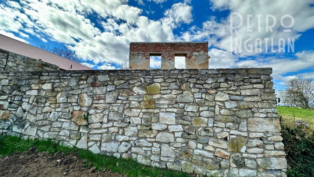 MAĎARSKO - ABAUJVÁR STAVEBNÝ POZEMOK, ZÁKLADY DOMU A MÚRY 1.700 M2, VŠETKY IS.