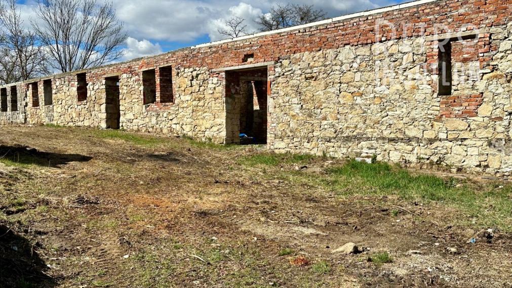 MAĎARSKO - ABAUJVÁR STAVEBNÝ POZEMOK, ZÁKLADY DOMU A MÚRY 1.700 M2, VŠETKY IS.