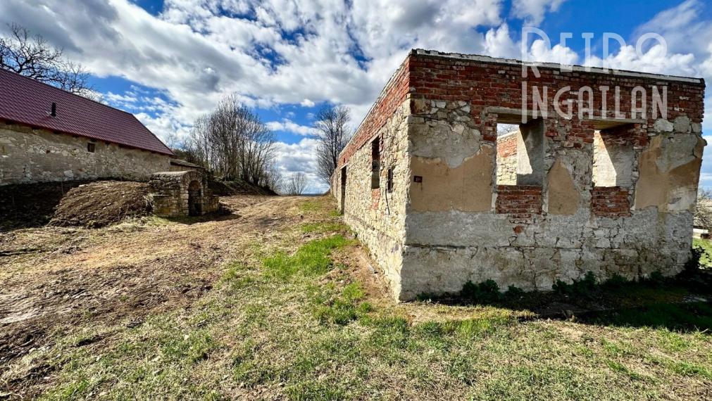 MAĎARSKO - ABAUJVÁR STAVEBNÝ POZEMOK, ZÁKLADY DOMU A MÚRY 1.700 M2, VŠETKY IS.