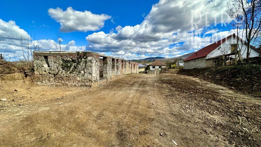 MAĎARSKO - ABAUJVÁR STAVEBNÝ POZEMOK, ZÁKLADY DOMU A MÚRY 1.700 M2, VŠETKY IS.