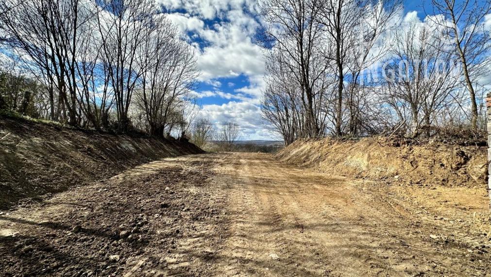 MAĎARSKO - ABAUJVÁR STAVEBNÝ POZEMOK, ZÁKLADY DOMU A MÚRY 1.700 M2, VŠETKY IS.