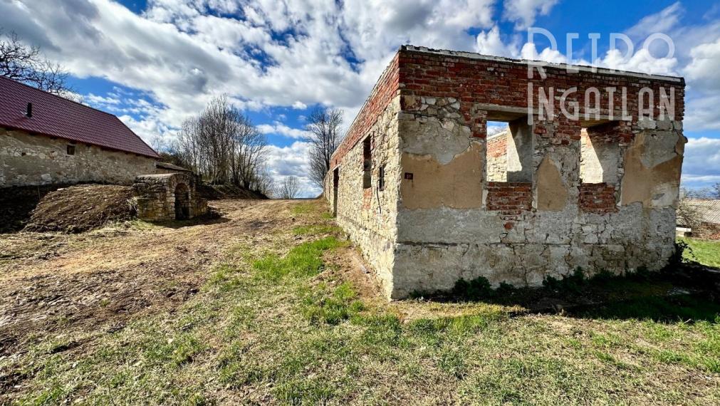 MAĎARSKO - ABAUJVÁR STAVEBNÝ POZEMOK, ZÁKLADY DOMU A MÚRY 1.700 M2, VŠETKY IS.