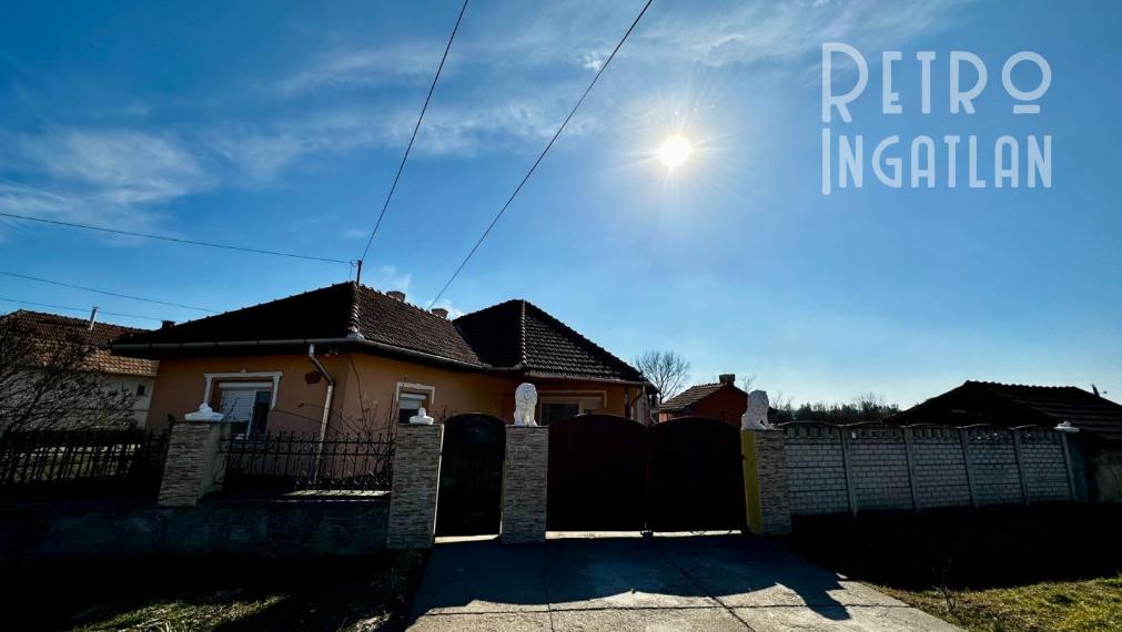 MAĎARSKO - SZENDRO 2 IZBOVÝ PEKNÝ ZREKONŠTRUOVANÝ RODINNÝ DOM  SO SAMOSTATNOU GARÁŽOU