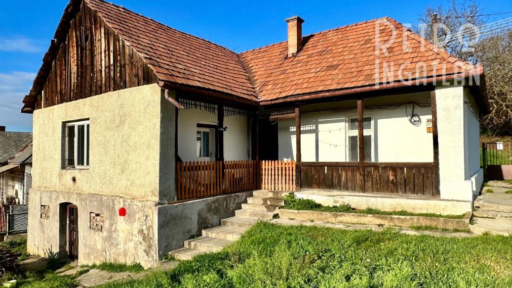 MAĎARSKO - RUDABÁNYA ROMANTICKÝ 2 IZBOVÝ RODINNÝ DOM V TICHEJ ULICI S POZEMKOM 1800 M2