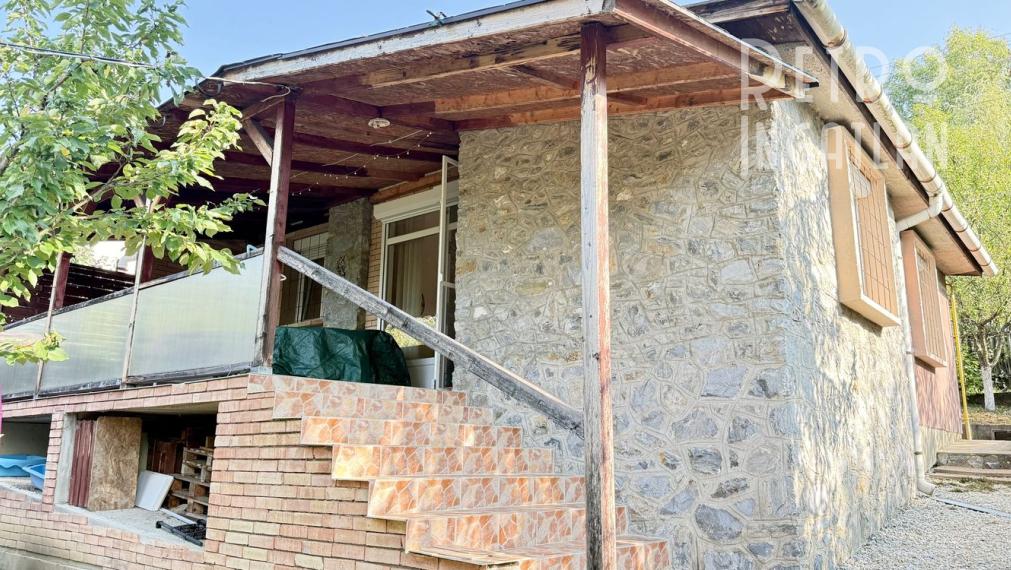 MAĎARSKO - JAZERO RAKACA - 4 IZBOVÁ CHATA, TERASA, VÍRIVKA.