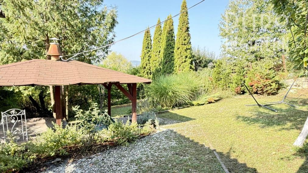 MAĎARSKO - JAZERO RAKACA - 4 IZBOVÁ CHATA, TERASA, VÍRIVKA.