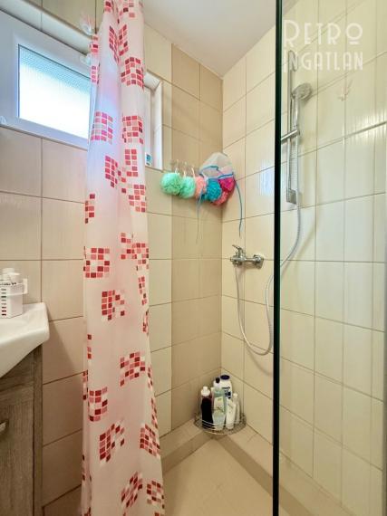 MAĎARSKO - JAZERO RAKACA - POSCHODOVÁ 5 IZBOVÁ CHATA, TERASA, BAZÉN, GARÁŽ.