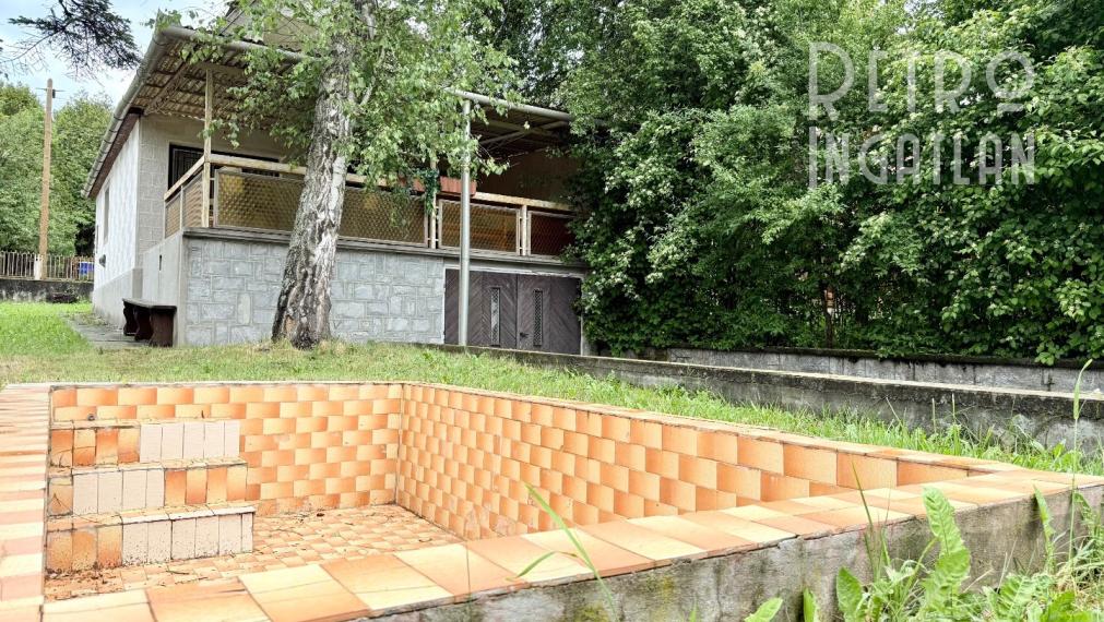 MAĎARSKO - JAZERO RAKACA - POSCHODOVÁ 5 IZBOVÁ CHATA, TERASA, BAZÉN, GARÁŽ.