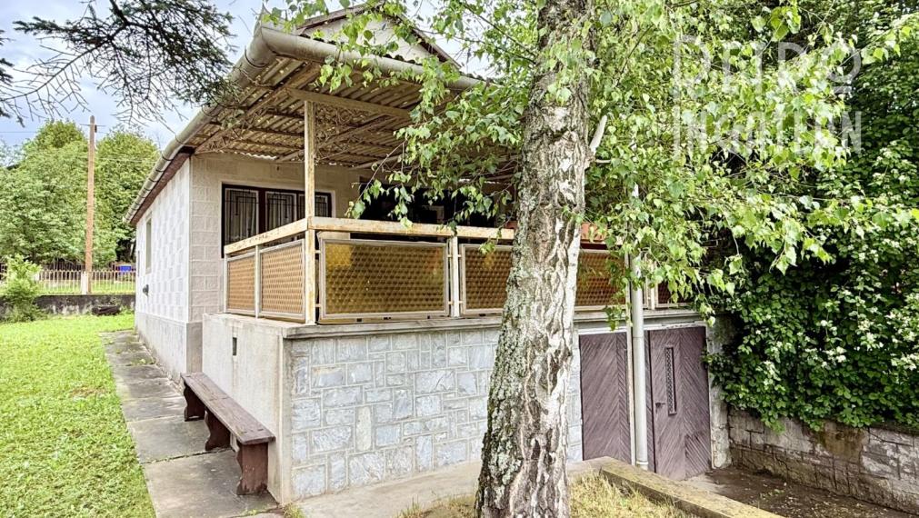 MAĎARSKO - JAZERO RAKACA - POSCHODOVÁ 5 IZBOVÁ CHATA, TERASA, BAZÉN, GARÁŽ.