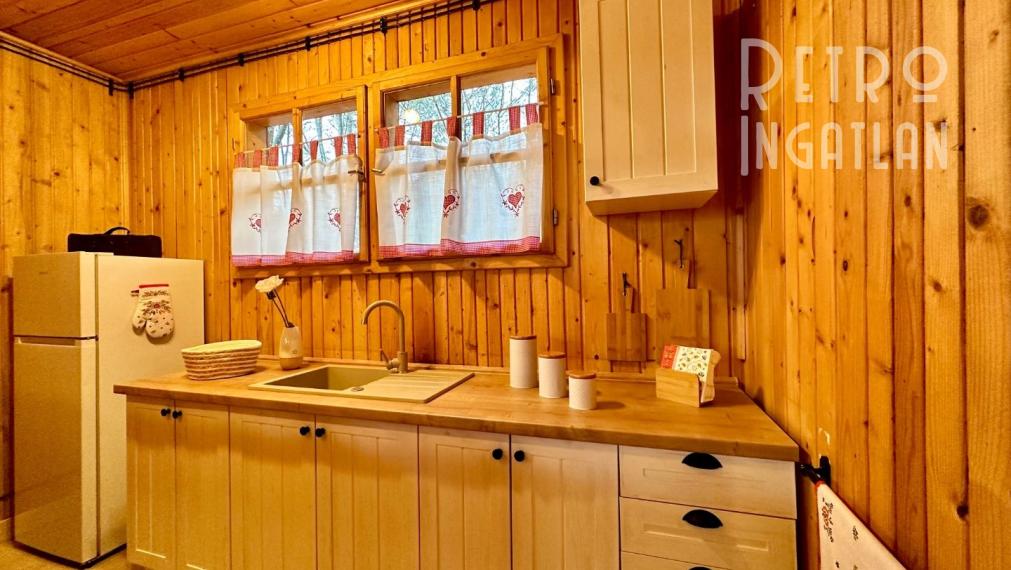 MAĎARSKO - JAZERO RAKACA - 4 IZBOVÁ ZARIADENÁ ZRUBOVÁ POSCHODOVÁ CHATA PRI JAZERE S TERASOU.