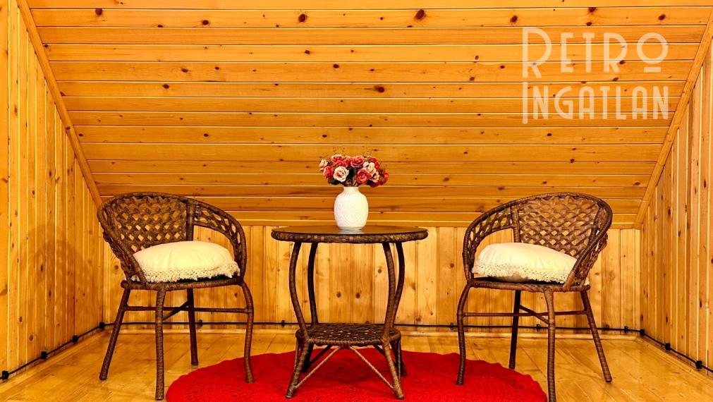 MAĎARSKO - JAZERO RAKACA - 4 IZBOVÁ ZARIADENÁ ZRUBOVÁ POSCHODOVÁ CHATA PRI JAZERE S TERASOU.