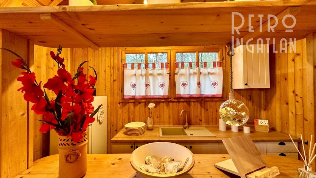 MAĎARSKO - JAZERO RAKACA - 4 IZBOVÁ ZARIADENÁ ZRUBOVÁ POSCHODOVÁ CHATA PRI JAZERE S TERASOU.