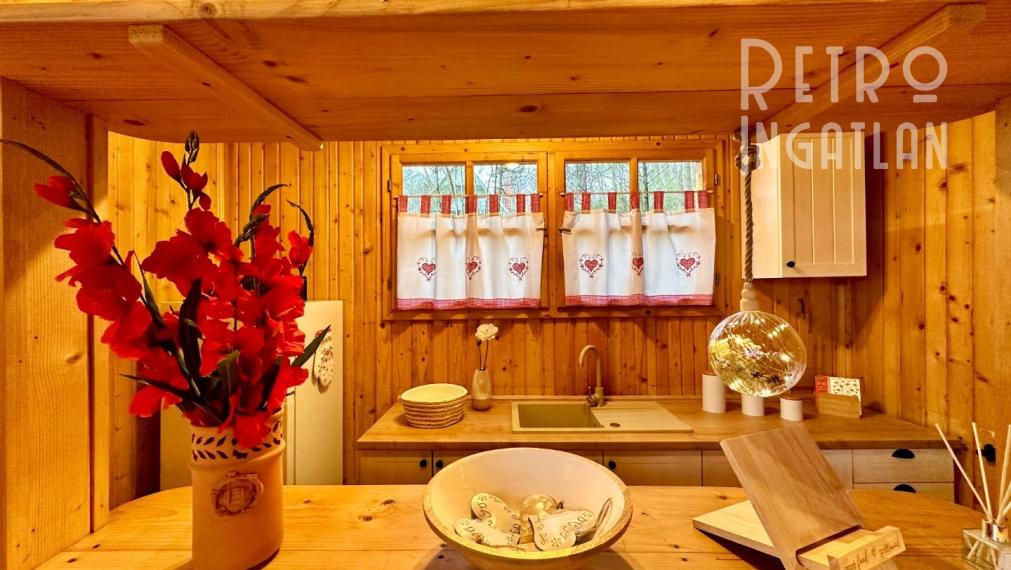 MAĎARSKO - JAZERO RAKACA - 4 IZBOVÁ ZARIADENÁ ZRUBOVÁ POSCHODOVÁ CHATA PRI JAZERE S TERASOU.