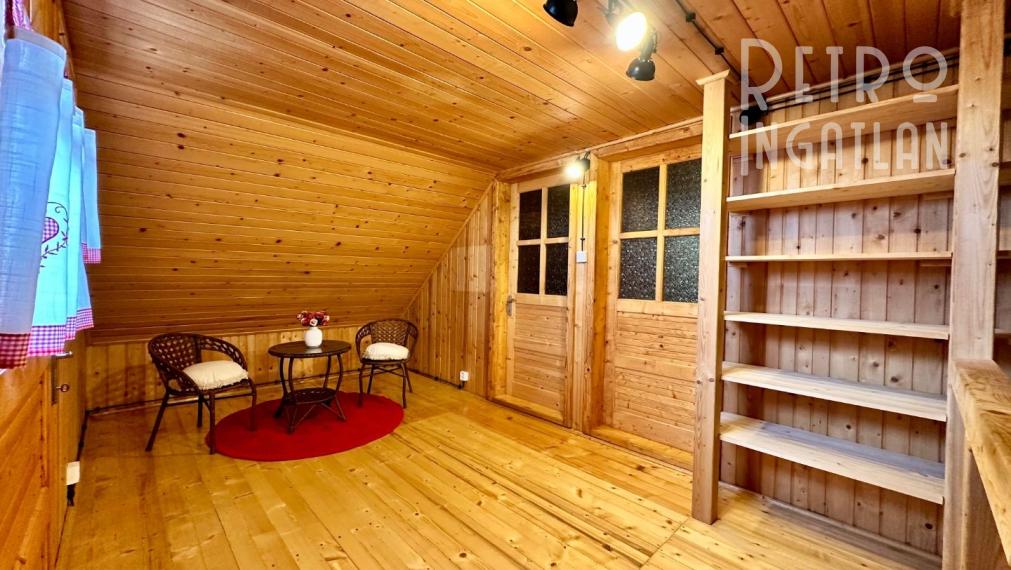 MAĎARSKO - JAZERO RAKACA - 4 IZBOVÁ ZARIADENÁ ZRUBOVÁ POSCHODOVÁ CHATA PRI JAZERE S TERASOU.