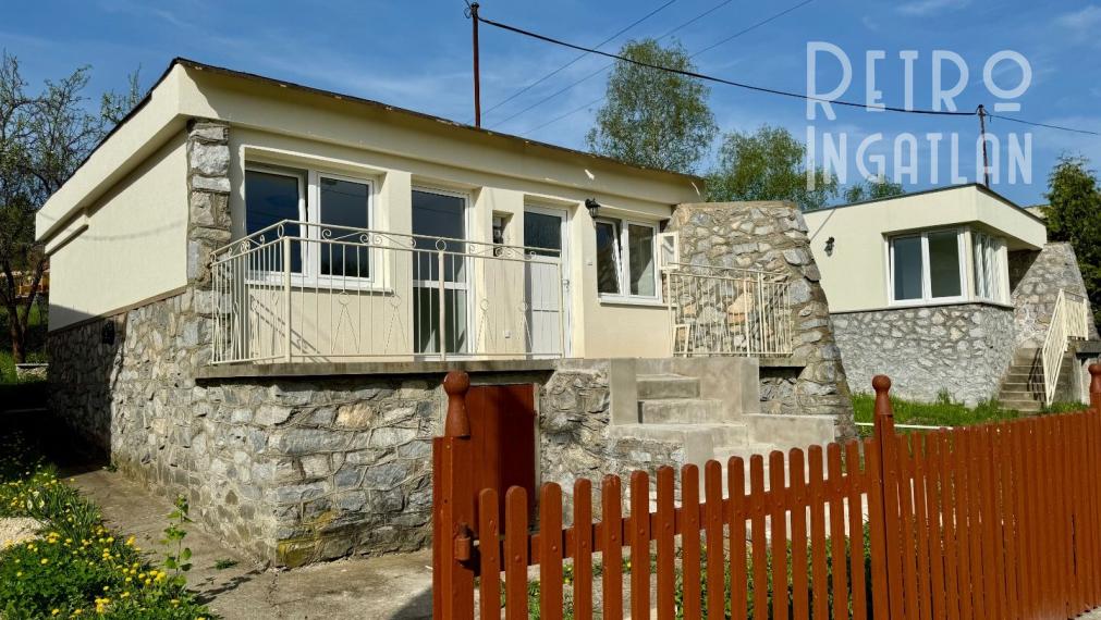 NOVÁ CENA - MAĎARSKO - JAZERO RAKACA - MUROVANÁ CHATA - PRI JAZERE S TERASOU.