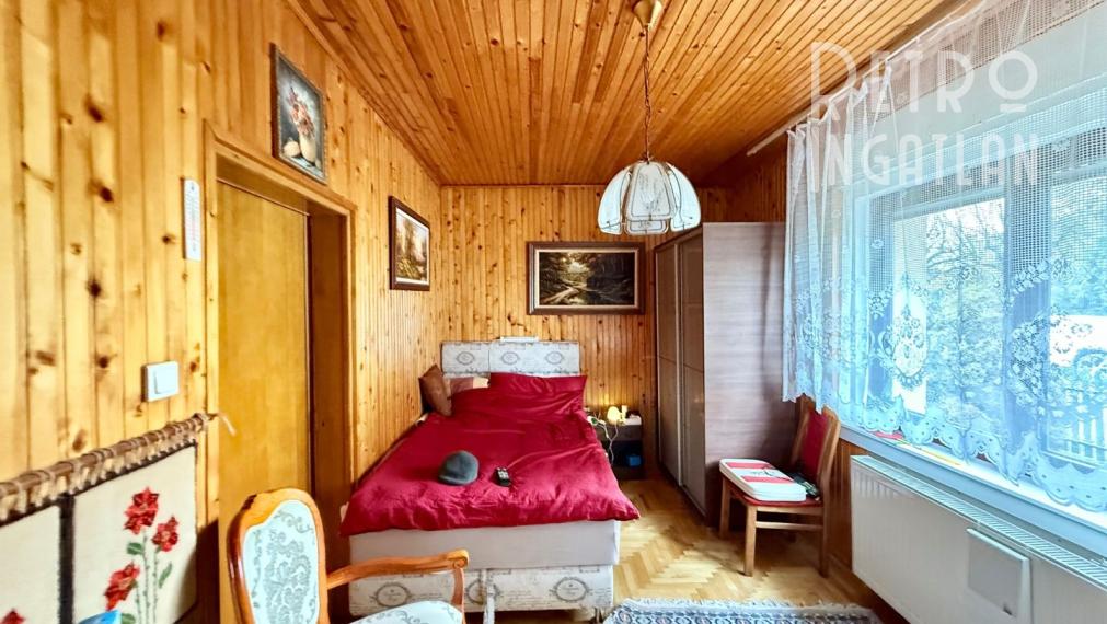 MAĎARSKO - ENCS - 3 IZBOVÝ RODINNÝ DOM S TERASOU, DVOJGARÁŽ, VÝBORNÝ STAV, S PEKNOU UDRŽIAVANOU ZÁHRADOU.