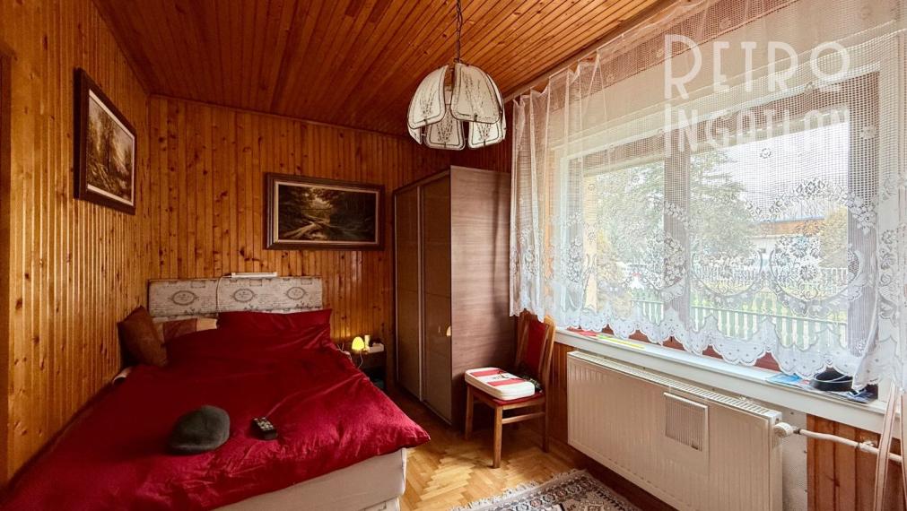 MAĎARSKO - ENCS - 3 IZBOVÝ RODINNÝ DOM S TERASOU, DVOJGARÁŽ, VÝBORNÝ STAV, S PEKNOU UDRŽIAVANOU ZÁHRADOU.