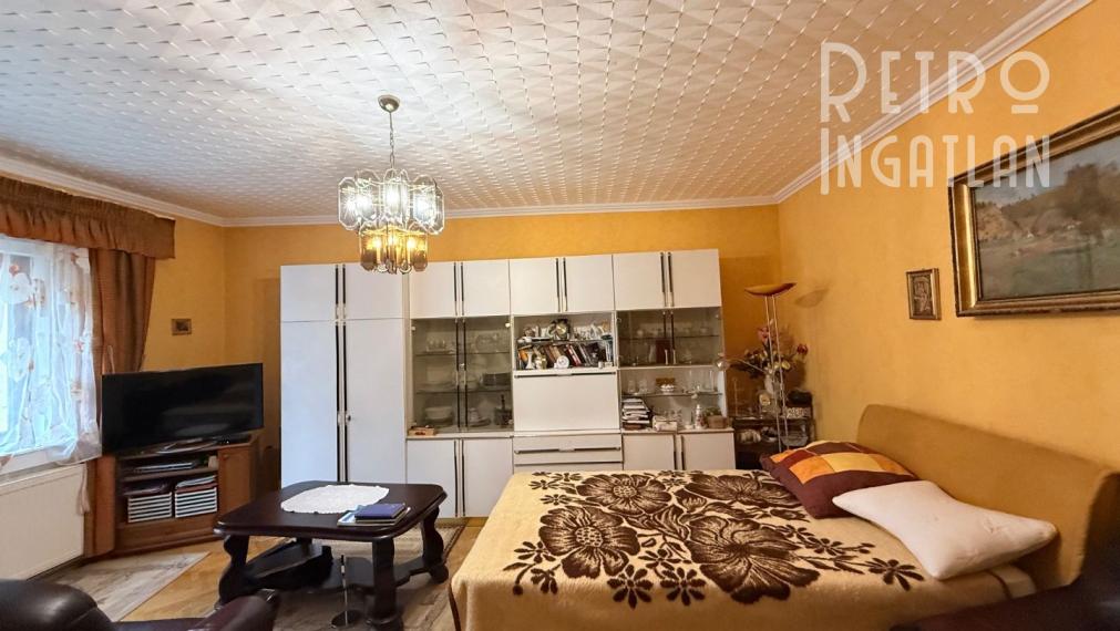 MAĎARSKO - ENCS - 3 IZBOVÝ RODINNÝ DOM S TERASOU, DVOJGARÁŽ, VÝBORNÝ STAV, S PEKNOU UDRŽIAVANOU ZÁHRADOU.