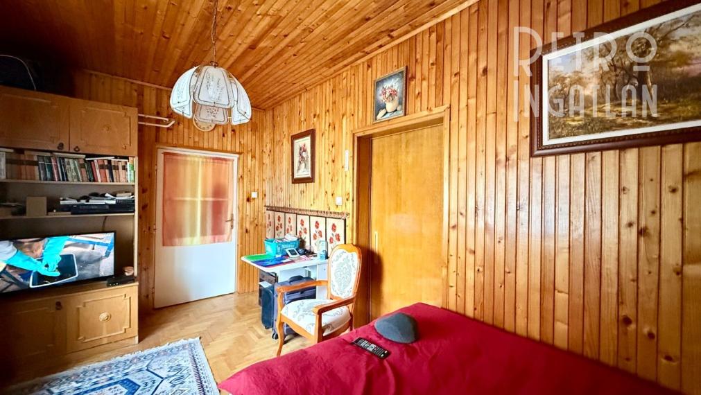 MAĎARSKO - ENCS - 3 IZBOVÝ RODINNÝ DOM S TERASOU, DVOJGARÁŽ, VÝBORNÝ STAV, S PEKNOU UDRŽIAVANOU ZÁHRADOU.