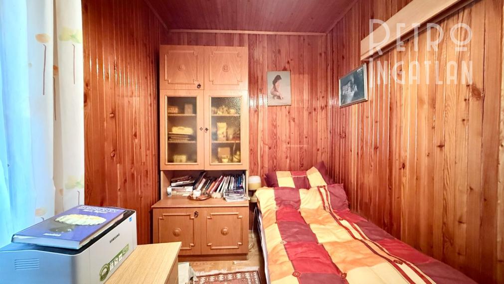 MAĎARSKO - ENCS - 3 IZBOVÝ RODINNÝ DOM S TERASOU, DVOJGARÁŽ, VÝBORNÝ STAV, S PEKNOU UDRŽIAVANOU ZÁHRADOU.