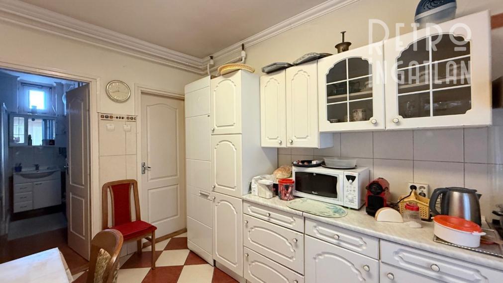 MAĎARSKO - ENCS - 3 IZBOVÝ RODINNÝ DOM S TERASOU, DVOJGARÁŽ, VÝBORNÝ STAV, S PEKNOU UDRŽIAVANOU ZÁHRADOU.