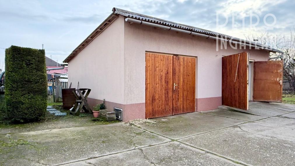 MAĎARSKO - ENCS - 3 IZBOVÝ RODINNÝ DOM S TERASOU, DVOJGARÁŽ, VÝBORNÝ STAV, S PEKNOU UDRŽIAVANOU ZÁHRADOU.