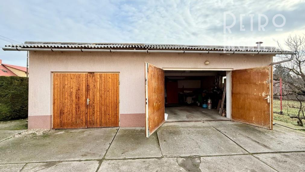 MAĎARSKO - ENCS - 3 IZBOVÝ RODINNÝ DOM S TERASOU, DVOJGARÁŽ, VÝBORNÝ STAV, S PEKNOU UDRŽIAVANOU ZÁHRADOU.