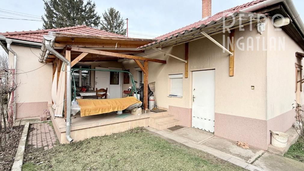 MAĎARSKO - ENCS - 3 IZBOVÝ RODINNÝ DOM S TERASOU, DVOJGARÁŽ, VÝBORNÝ STAV, S PEKNOU UDRŽIAVANOU ZÁHRADOU.