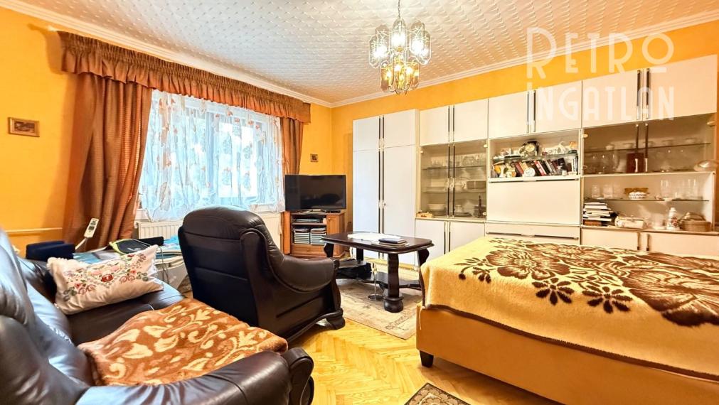 MAĎARSKO - ENCS - 3 IZBOVÝ RODINNÝ DOM S TERASOU, DVOJGARÁŽ, VÝBORNÝ STAV, S PEKNOU UDRŽIAVANOU ZÁHRADOU.