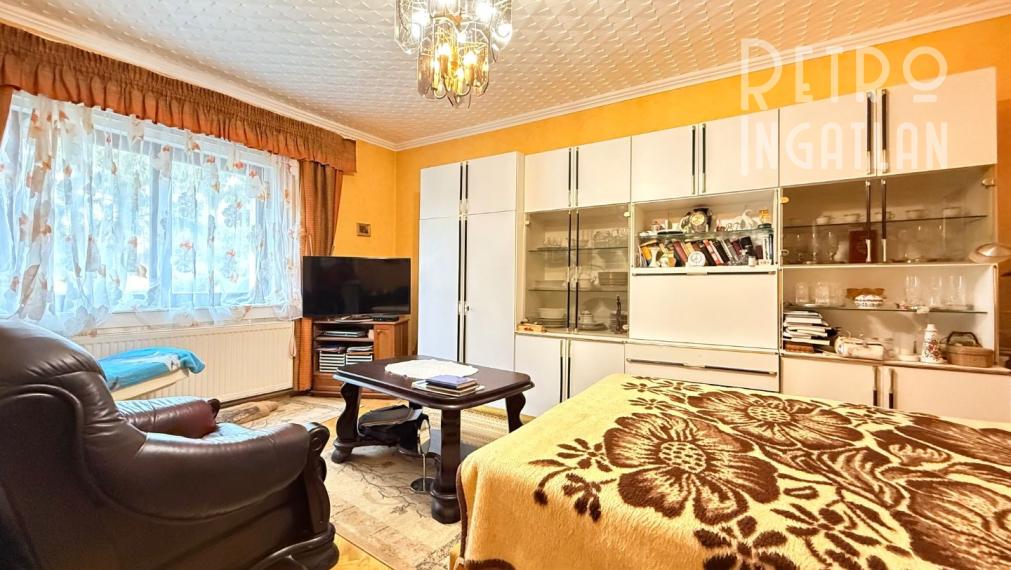 MAĎARSKO - ENCS - 3 IZBOVÝ RODINNÝ DOM S TERASOU, DVOJGARÁŽ, VÝBORNÝ STAV, S PEKNOU UDRŽIAVANOU ZÁHRADOU.