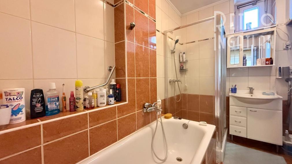 MAĎARSKO - ENCS - 3 IZBOVÝ RODINNÝ DOM S TERASOU, DVOJGARÁŽ, VÝBORNÝ STAV, S PEKNOU UDRŽIAVANOU ZÁHRADOU.