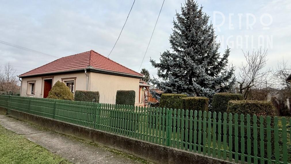 MAĎARSKO - ENCS - 3 IZBOVÝ RODINNÝ DOM S TERASOU, DVOJGARÁŽ, VÝBORNÝ STAV, S PEKNOU UDRŽIAVANOU ZÁHRADOU.