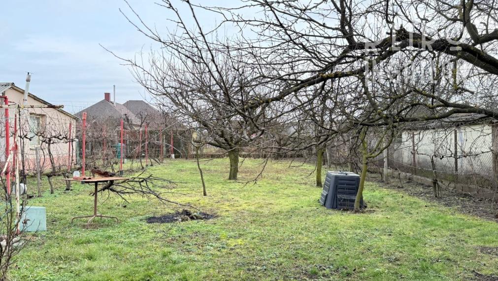 MAĎARSKO - ENCS - 3 IZBOVÝ RODINNÝ DOM S TERASOU, DVOJGARÁŽ, VÝBORNÝ STAV, S PEKNOU UDRŽIAVANOU ZÁHRADOU.