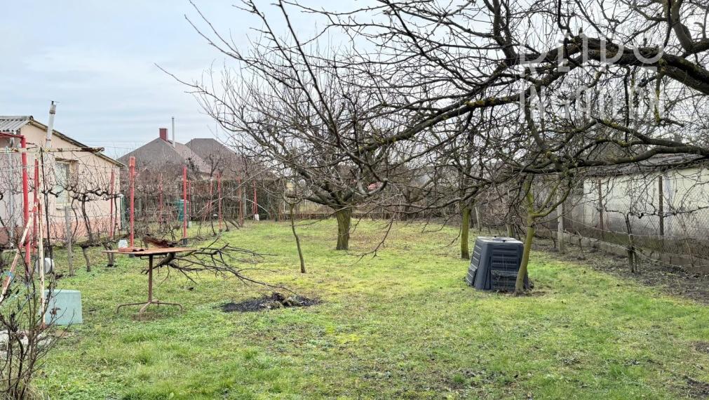 MAĎARSKO - ENCS - 3 IZBOVÝ RODINNÝ DOM S TERASOU, DVOJGARÁŽ, VÝBORNÝ STAV, S PEKNOU UDRŽIAVANOU ZÁHRADOU.