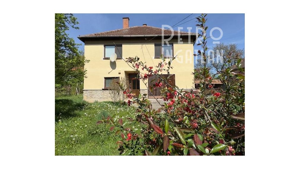 MAĎARSKO - PERKUPA 5 IZBOVÝ POSCHODOVÝ DOM PO REKONŠTRUKCII.